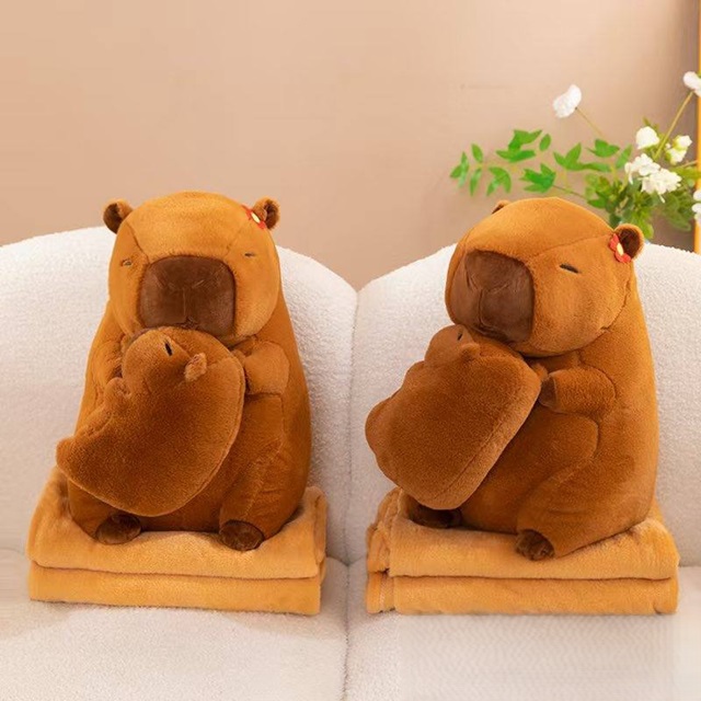 Мягкая игрушка с пледом Капибара 21555 45 см 100х170+-5 см коричневая Мягкая игрушка с пледом Капибара 21555 45 см 100х170+-5 см коричневая