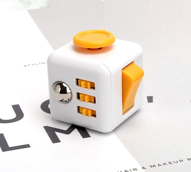 Кубик антистресс Fidget Cube 18579 3.5х3.5х4 см белый с оранжевым