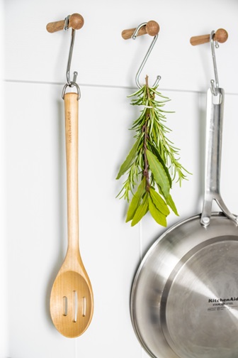 Ложка для сервировки с прорезями KitchenAid Coreline KQR704OHE 34 см бежевая