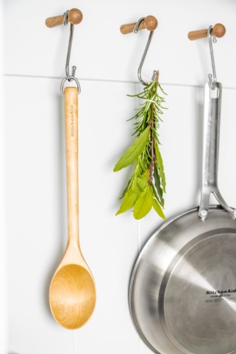 Ложка для сервировки KitchenAid Coreline KQR703OHE 34 см бежевая