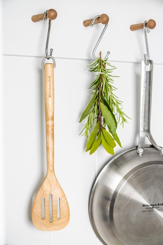 Лопатка с прорезями KitchenAid Coreline KQR702OHE 34.2 см бежевая