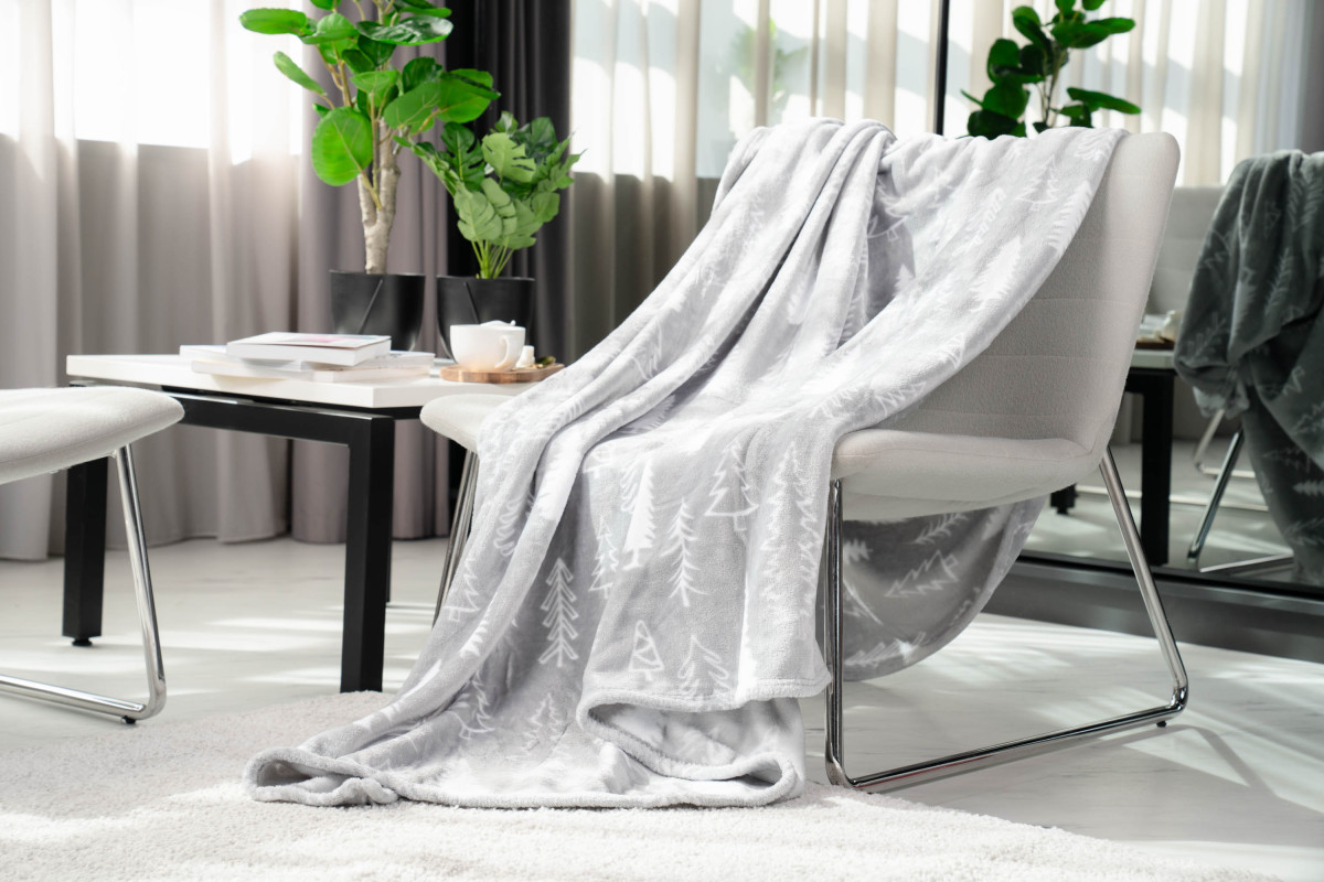 Плед Ardesto Flannel Елки ART-0110-PB 160х200 см светло-серый