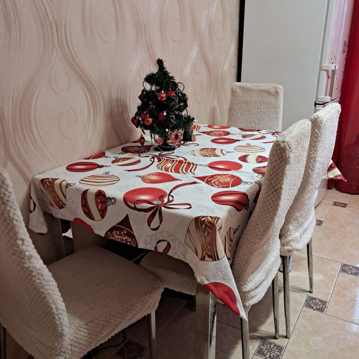 Скатерть новогодняя Milana Новогодние игрушки 21450 110х140 см белая с красным